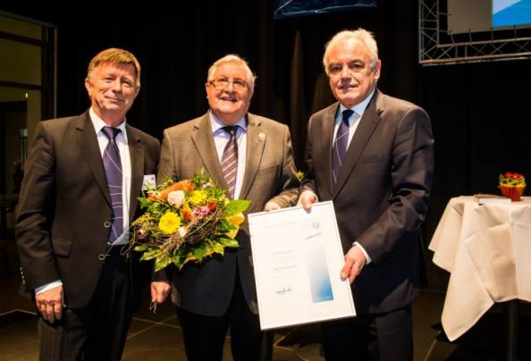 LSB-Präsident Walter Schneeloch und LSB-Vizepräsident Manfred Peppekus zeichnen Hans-Peter Schmitz als LSB-Ehrenmitglied aus