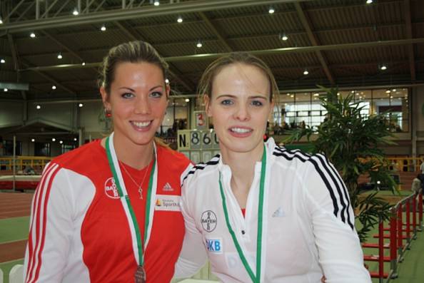 Silke Spiegelburg (rechts) sorgte für das herausragende Resultat der Nordrhein-Hallenmeisterschaft in Leverkusen. Die Stabhochspringerin setzte sich mit 4,71 Meter an die Spitze der Welt-Jahresbestenliste. Katharina Bauer (links) schaffte 4,20 Meter und Platz zwei.