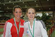 Silke Spiegelburg (rechts) sorgte für das herausragende Resultat der Nordrhein-Hallenmeisterschaft in Leverkusen. Die Stabhochspringerin setzte sich mit 4,71 Meter an die Spitze der Welt-Jahresbestenliste. Katharina Bauer (links) schaffte 4,20 Meter und Platz zwei.