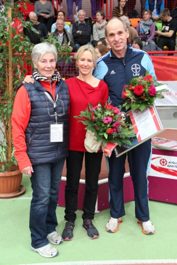 Silke Schmidt in der Mitte bei der Ehrung als Seniorensportlerin des Jahres 2014 in Erfurt zusammen mit Gisela Stecher (links) und dem Sportler des Jahres 2014 Wolfgang Ritte.