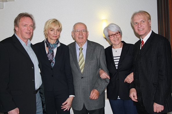 Die Gratulanten Willi Wülbeck, Heike Drechsler, Heide Ecker-Rosendahl und Dr. Clemens Prokop (v. l.) mit Jubilar Theo Rous (Mitte).